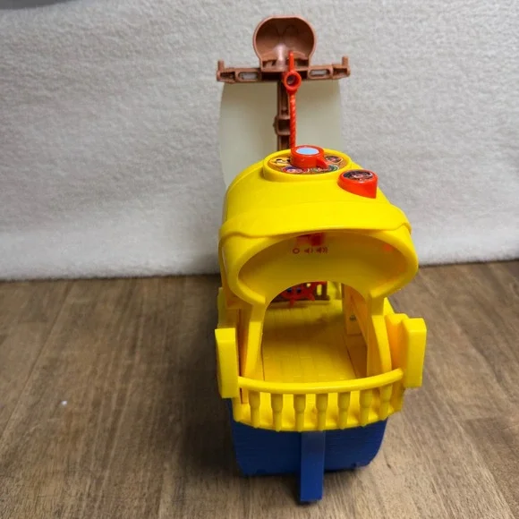 Fisher-Price Santiago of the Seas Lights & Sounds El Bravo Pirate Ship Playset - Picture 3 of 11